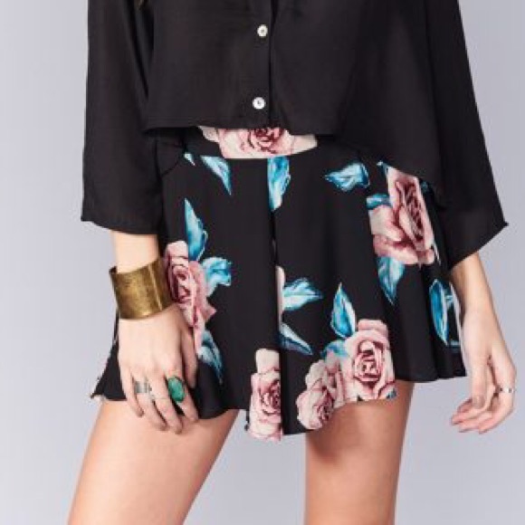 ⭐️ ISO ⭐️ SHOW ME YOUR MUMU FLOWER HOUR SHORTS - Picture 3 of 3